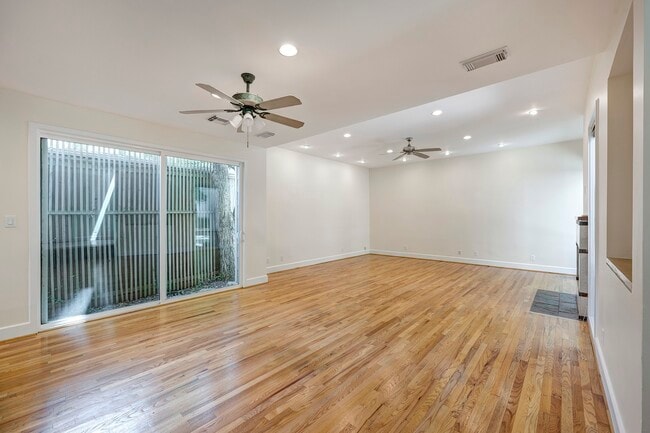 Building Photo - 3107 Greenbriar Dr