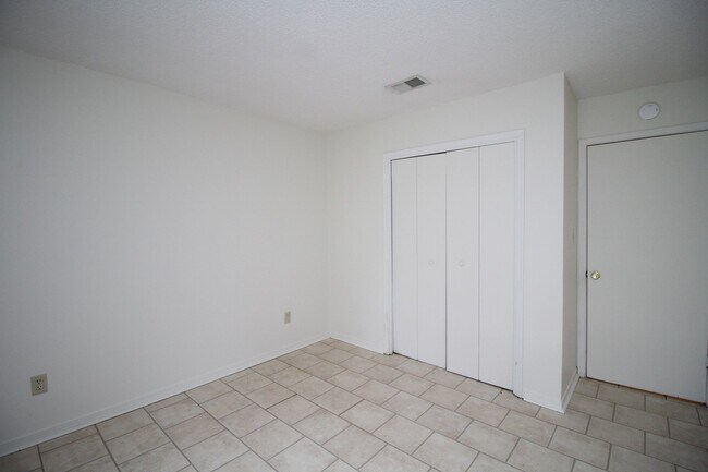 Building Photo - Spacious Northeast Pensacola Apartment Featuring 2 Bedrooms, 2 Bathrooms, Inside Laundry, and Pet...