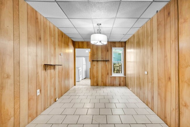 Building Photo - 622.5 N Silk St