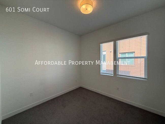 Building Photo - 601 Somi Ct
