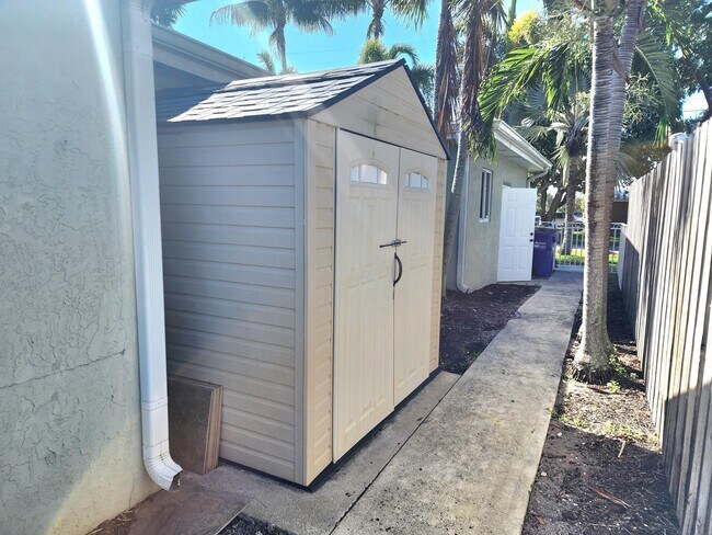 Building Photo - 191 SE 9th Ct