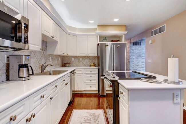 Building Photo - Beautiful luxury townhome style condominiu...
