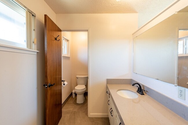 Building Photo - Adorable West Morgan Hill Family Home!