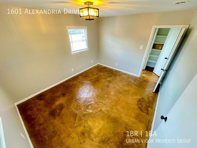 Building Photo - 1601 Alexandria Dr