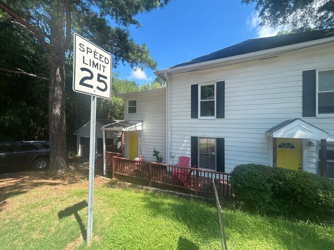 Building Photo - Spacious Renovated Lakewood Duplex! Walk t...