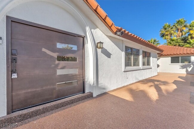 Building Photo - 2868 Vista Del Sol Ave