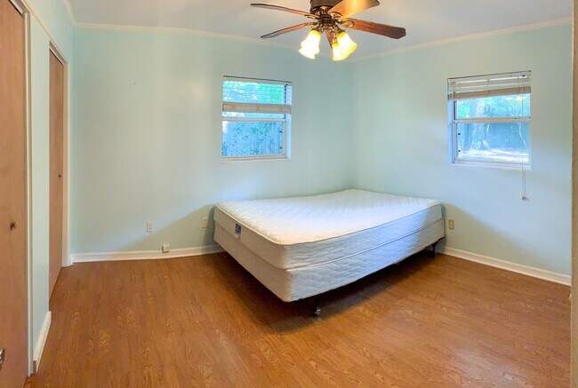 Building Photo - 3/2 House Walking Distance to UF & Law Sch...