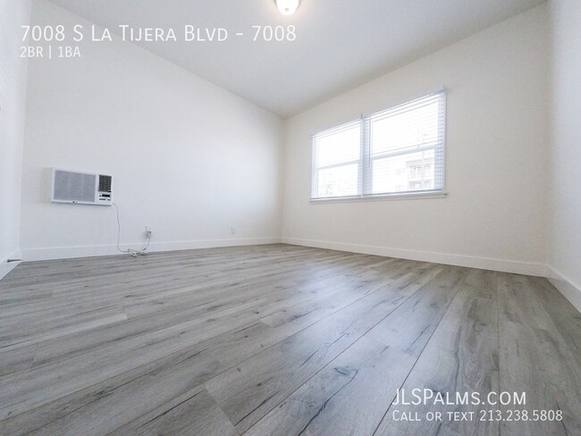 Building Photo - Beautifully remodeled 2 bed w/Full stainle...