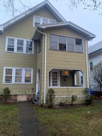 Building Photo - 1042 Bay St
