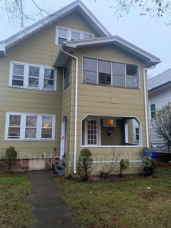 Primary Photo - 1042 Bay St