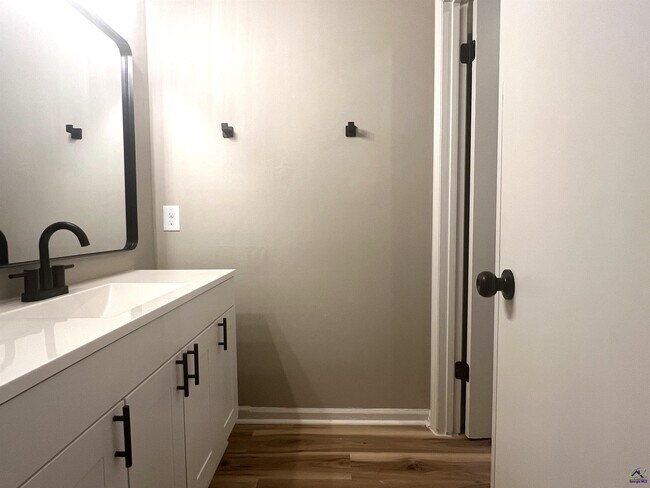 Building Photo - 221 Jefferson Cir