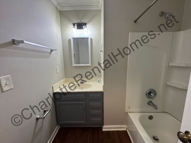 Building Photo - Nice 3 bedroom 2 bathroom home in Charlotte!