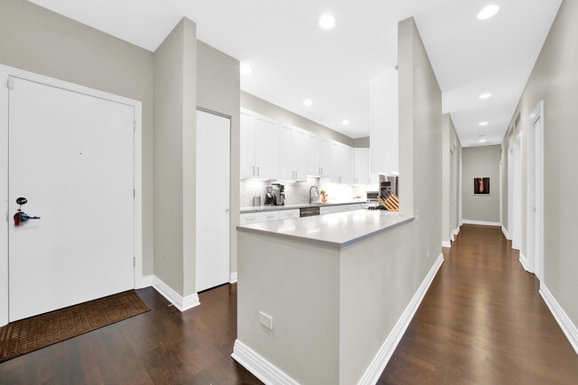 Building Photo - 550 W Fulton St