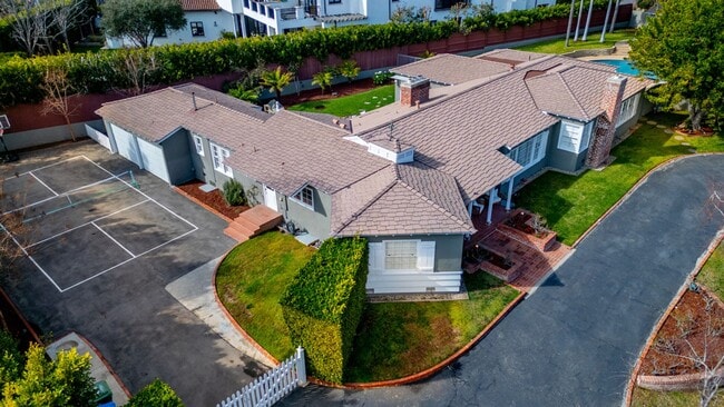 Building Photo - Gated Brentwood Circle Family Home