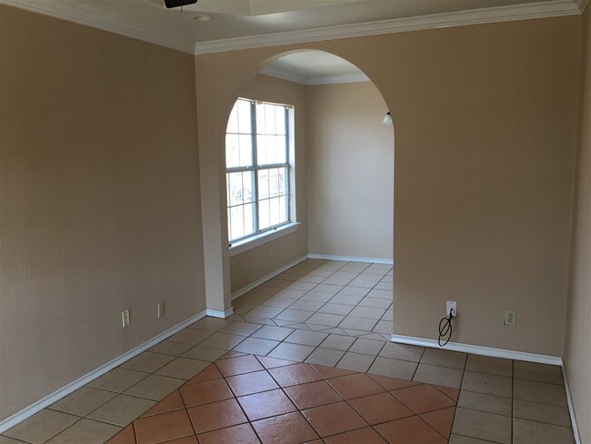 Building Photo - 602 Mier St