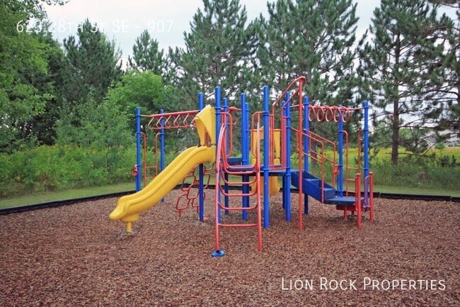 Building Photo - 623 28th St SE