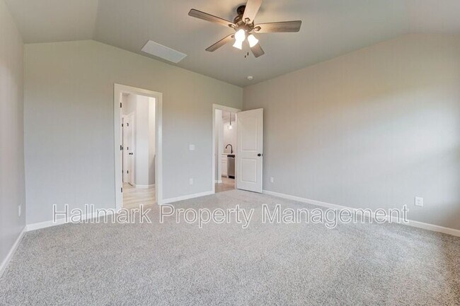 Building Photo - 560 Hackberry Ln