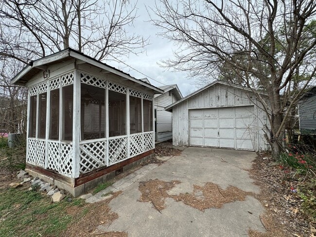 Building Photo - 2 Bedroom Rental with garage in NW Ardmore