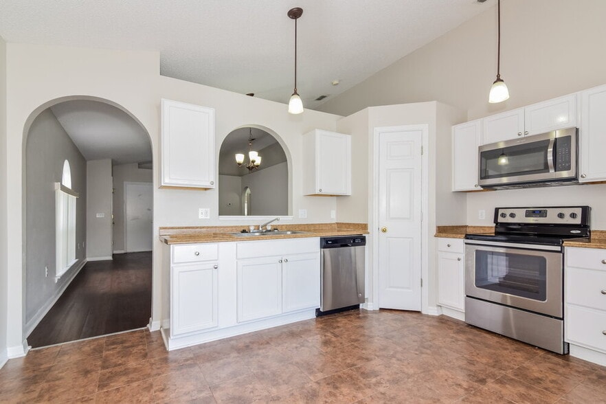 Building Photo - 5919 Lake Front Dr