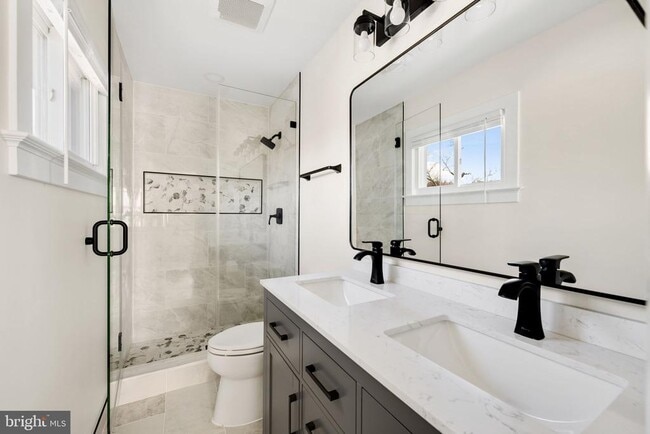 Building Photo - 700 N Mansfield St