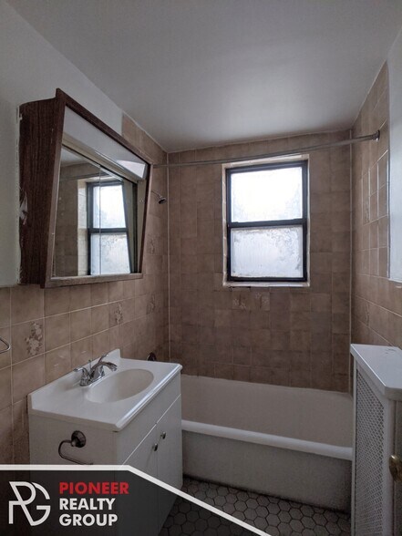 Building Photo - 737 W Belmont Ave