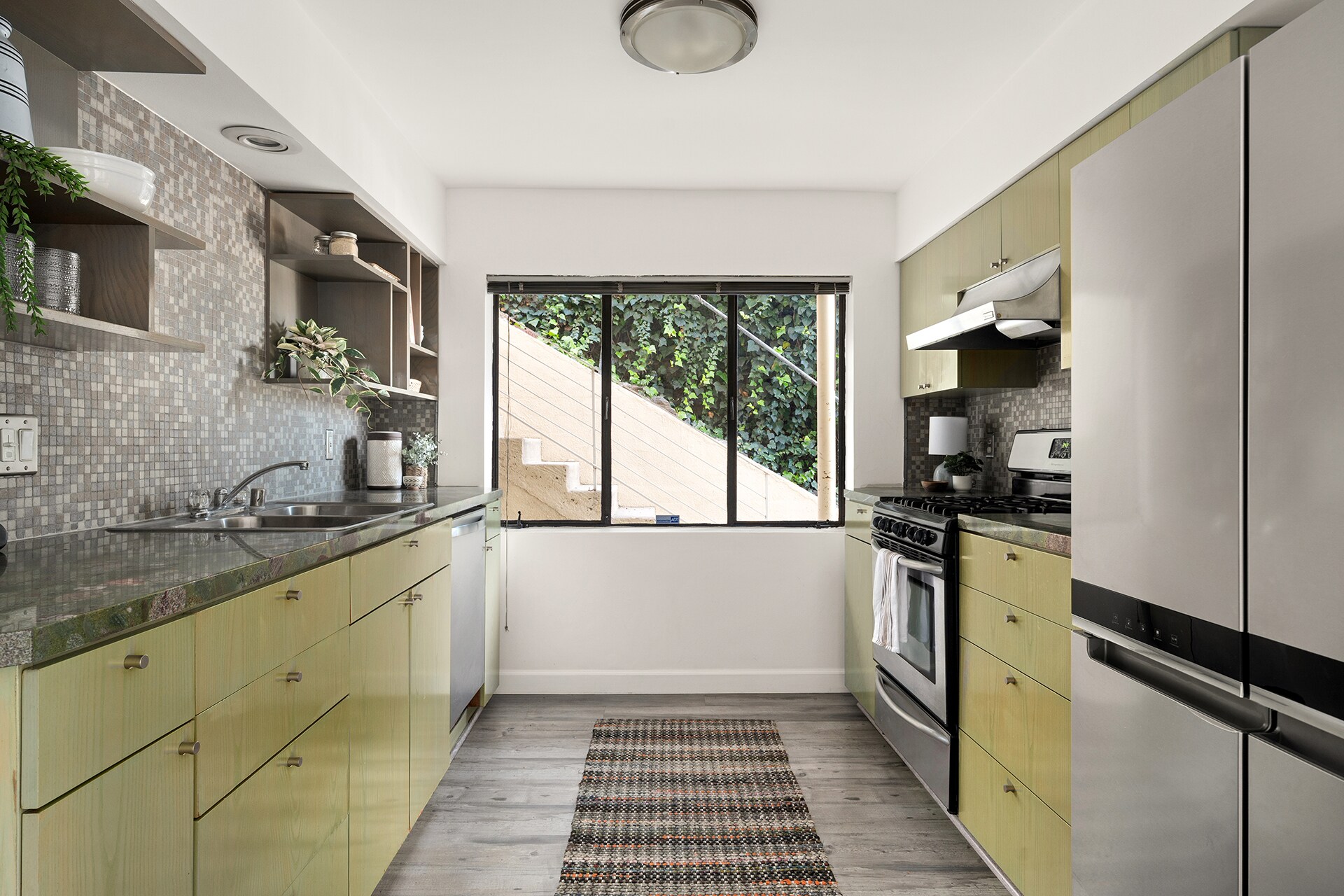 Building Photo - 1742 Redesdale Ave