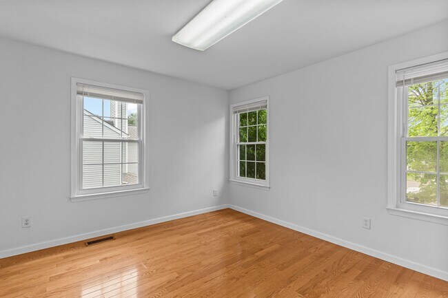 Building Photo - 14 Aster Way