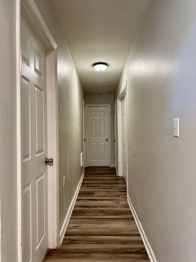 Building Photo - 1014 N Larchmont Dr