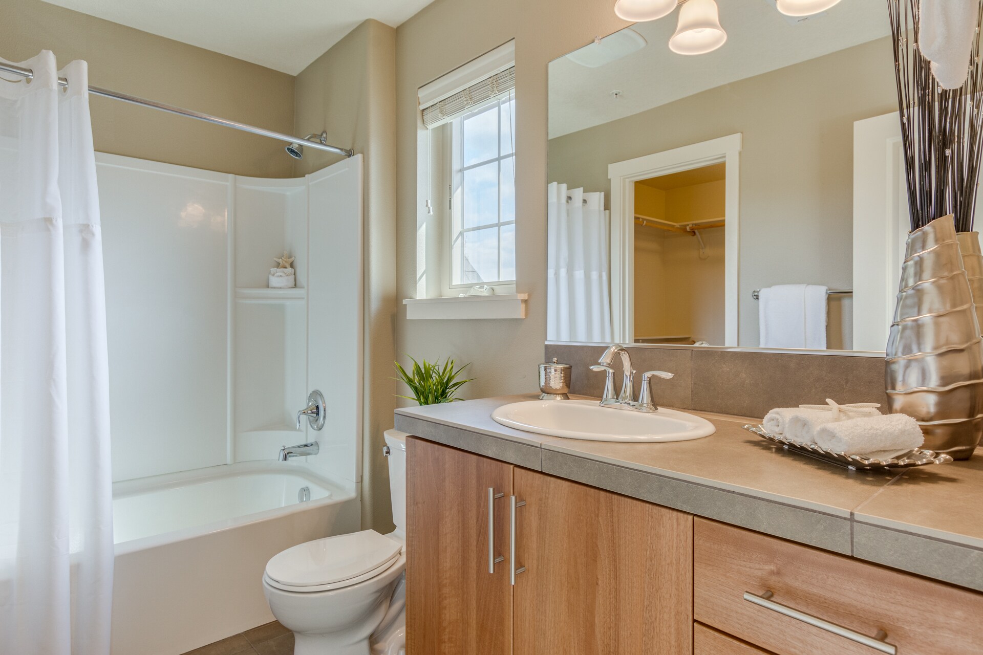 Building Photo - 8077 NE Miriam Way