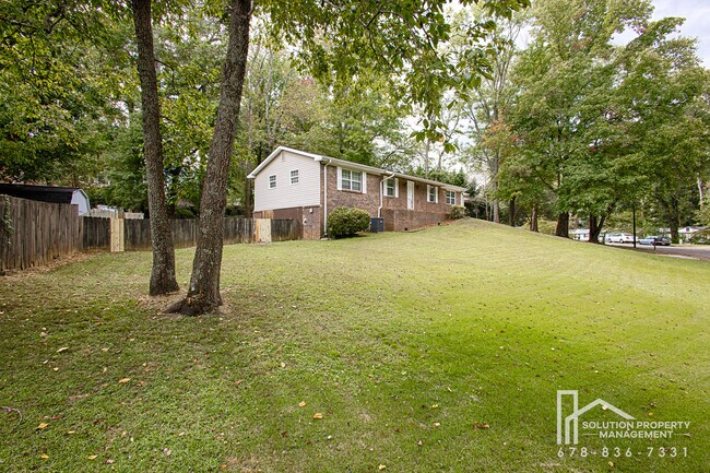 Building Photo - 1006 Hampton Ct NW