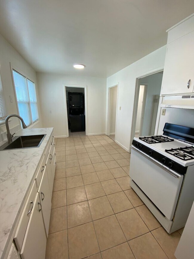 Building Photo - Rent Reduction!! 1bed/1bath Duplex within walking distance of Downtown Fairfield