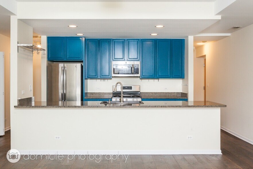 Building Photo - 2317 W Wolfram St