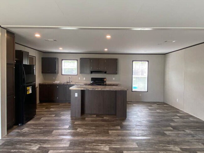 Building Photo - Wonderful, modern 3 bedroom 2 bath mobile
