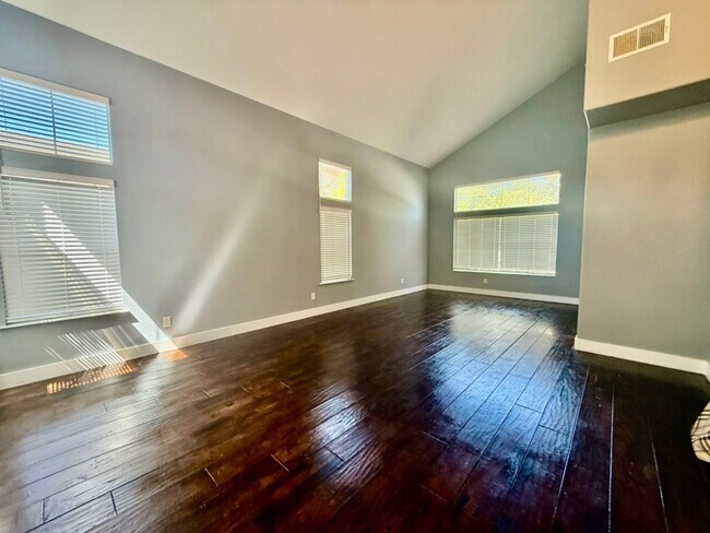 Building Photo - EPIC REA - Fully Renovated 5BR/3BA Home in...