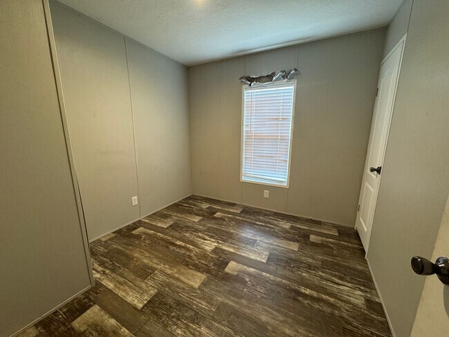 Building Photo - Cute 3/2 Mobile Home in Marianna w/ Lawn Maintenance Included