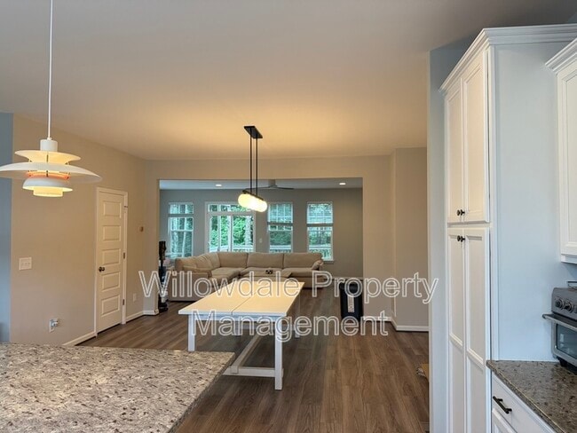 Building Photo - 1059 Lathrop Ln