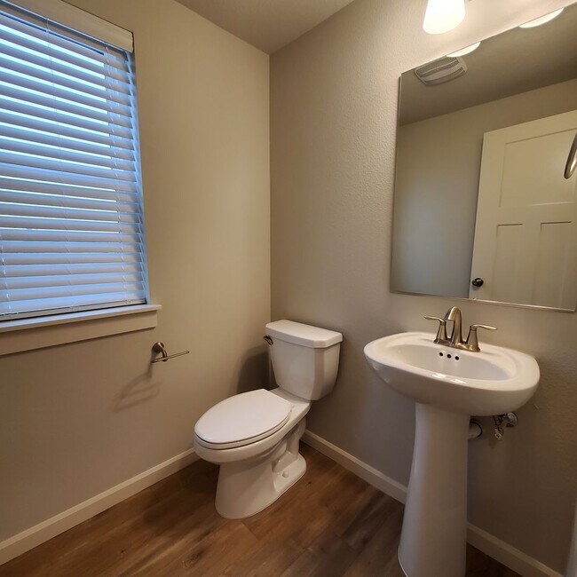 Building Photo - New 3 bedroom 2 bath home in Albany, Easy drive to Corvallis, Lebanon or I-5