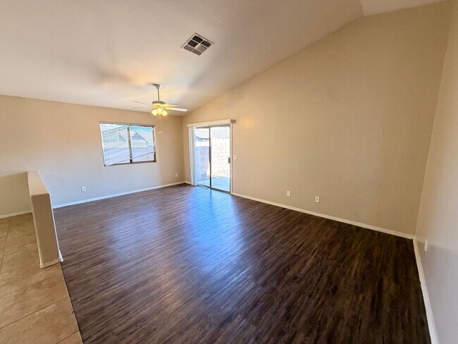 Building Photo - 3/2 Single story Avondale Home *Custom Paint* & Carpet in Beds Only!