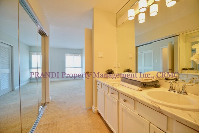 Building Photo - Top Floor, Corner Unit Condo with Panorami...