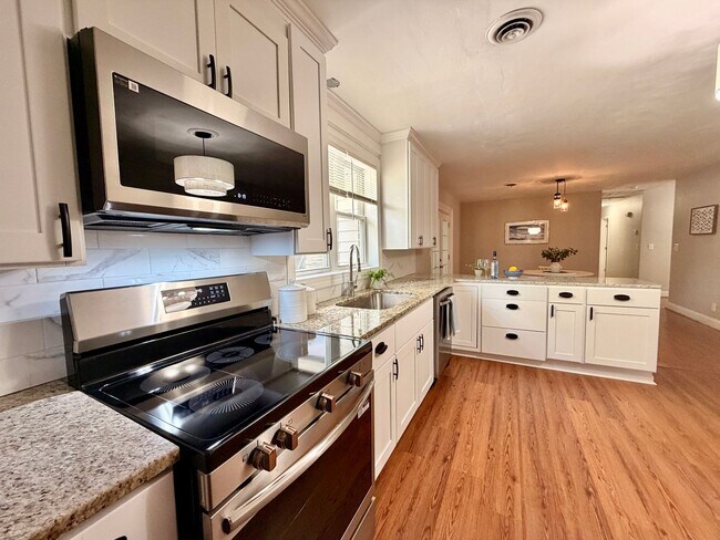 Building Photo - Recently Updated 4-Bedroom Ranch Home w/a 2 Bedroom Guest Cottage! Ready 05-01-26! Pet Friendly Home