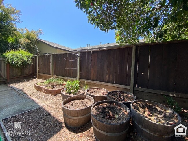 Building Photo - Charming 2 Bed / 1.5 Bath Duplex in Sonoma!