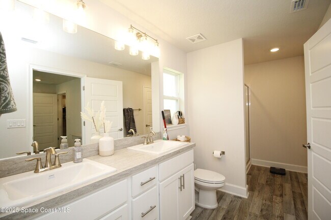 Building Photo - 338 Garvey Dr SW
