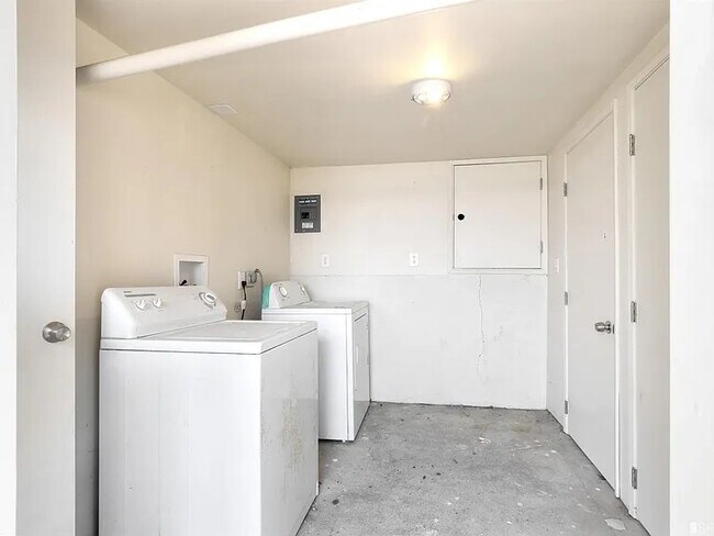 Building Photo - 568 Alhambra St