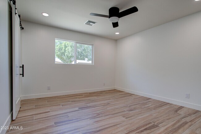 Building Photo - 4806 S La Rosa Dr