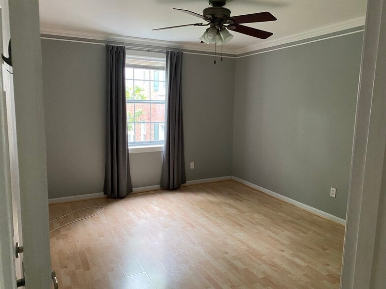 Building Photo - 1728 N Queens Ln