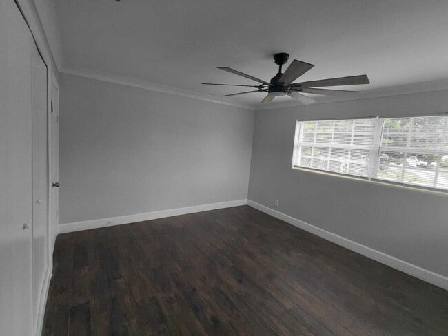 Building Photo - 785 Balfrey Dr S