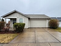 Building Photo - COME TAKE A LOOK AT THIS BEAUTIFUL NEWLY UPDATED HOME IN REDMOND!!