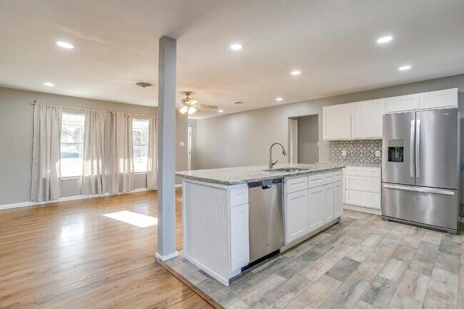 Building Photo - Spacious 4-Bedroom Gem with Granite Touche...