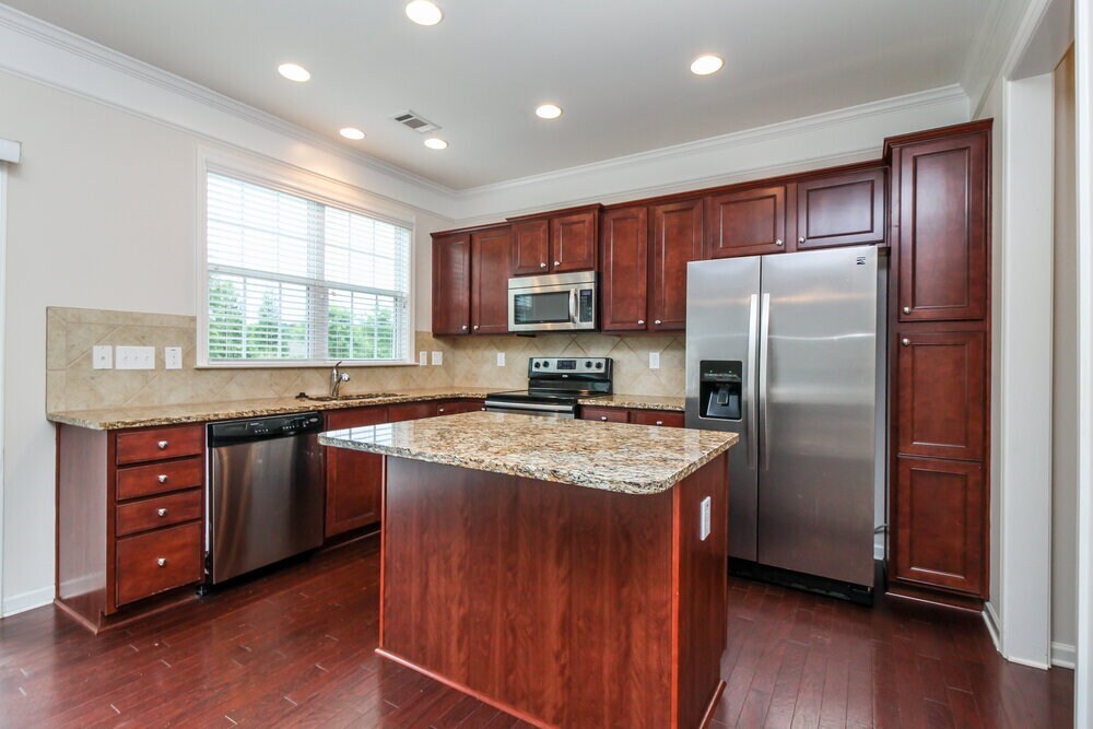 Building Photo - 802 Poplar Terrace