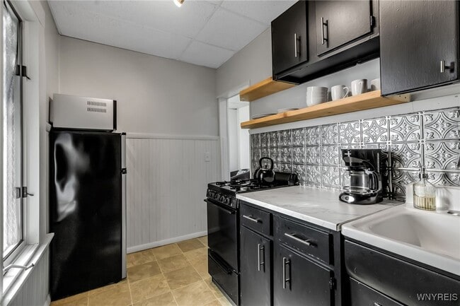 Building Photo - 102 Main St